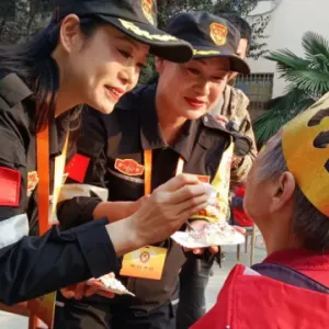市愛心演藝協(xié)會(huì)開展重陽(yáng)敬老愛心慰問演出活動(dòng)